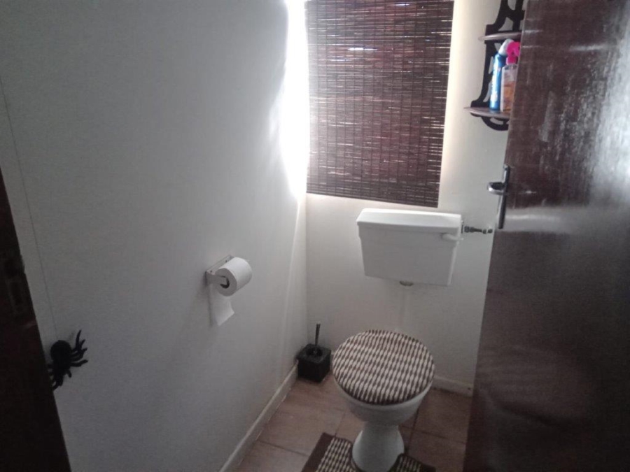 6 Bedroom Property for Sale in Wavecrest Eastern Cape